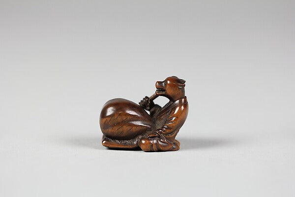 18th-century netsuke of a tanuki drumming its belly (hara tsutsumi), a famous playful motif of the folk tradition.