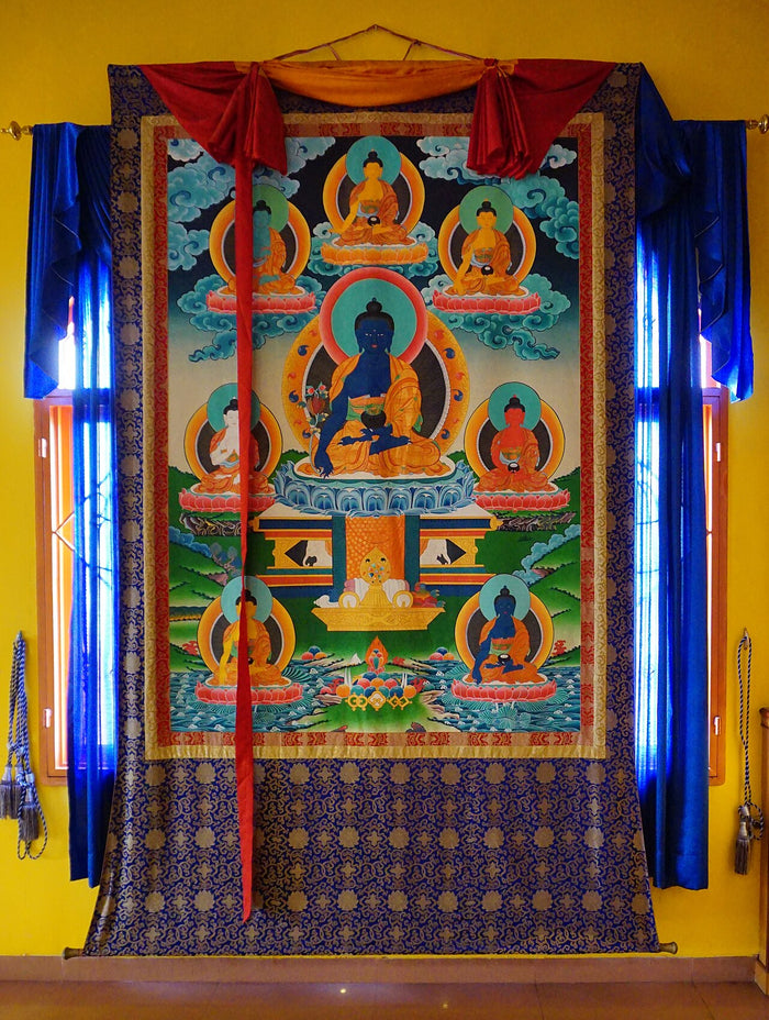 Modern thangka of the blue-bodied Medicine Buddha, central among eight seated Buddhas, as in Tibetan Sangyé Menla imagery.