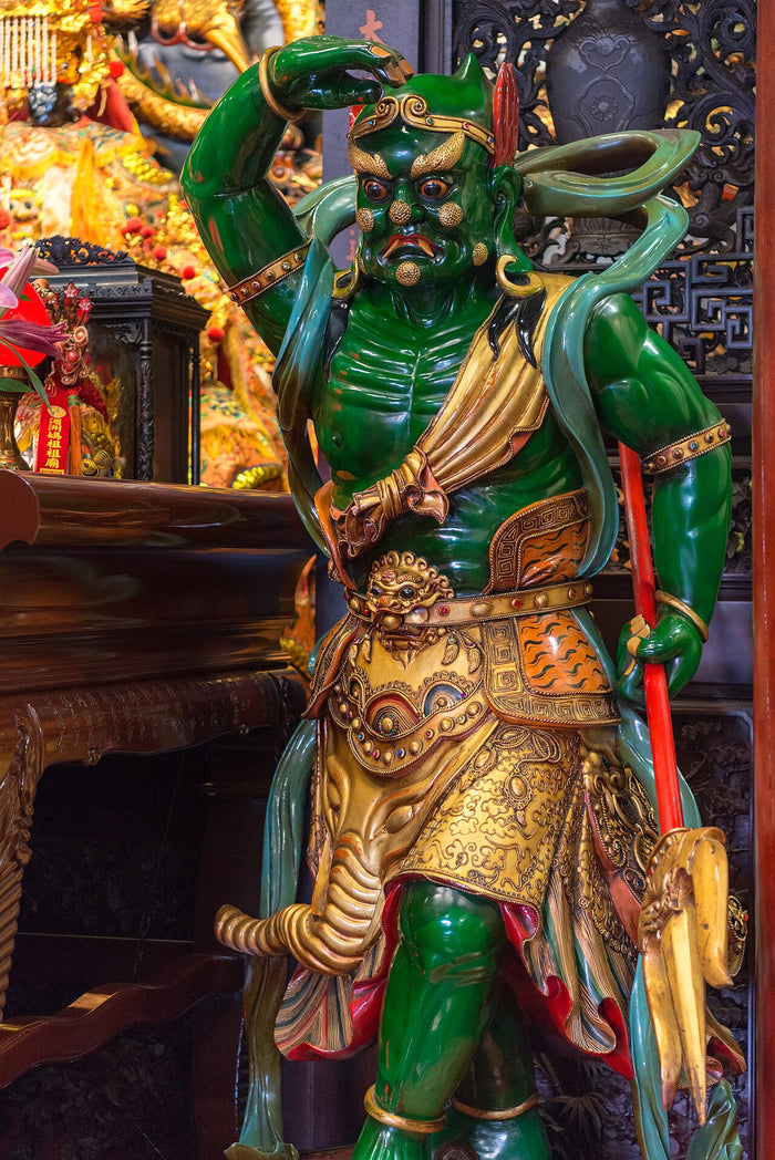 Green-faced Qianliyan at Wanhe Temple, hand shading his brow to scan the distance, with red halberd and elephant-face armour.
