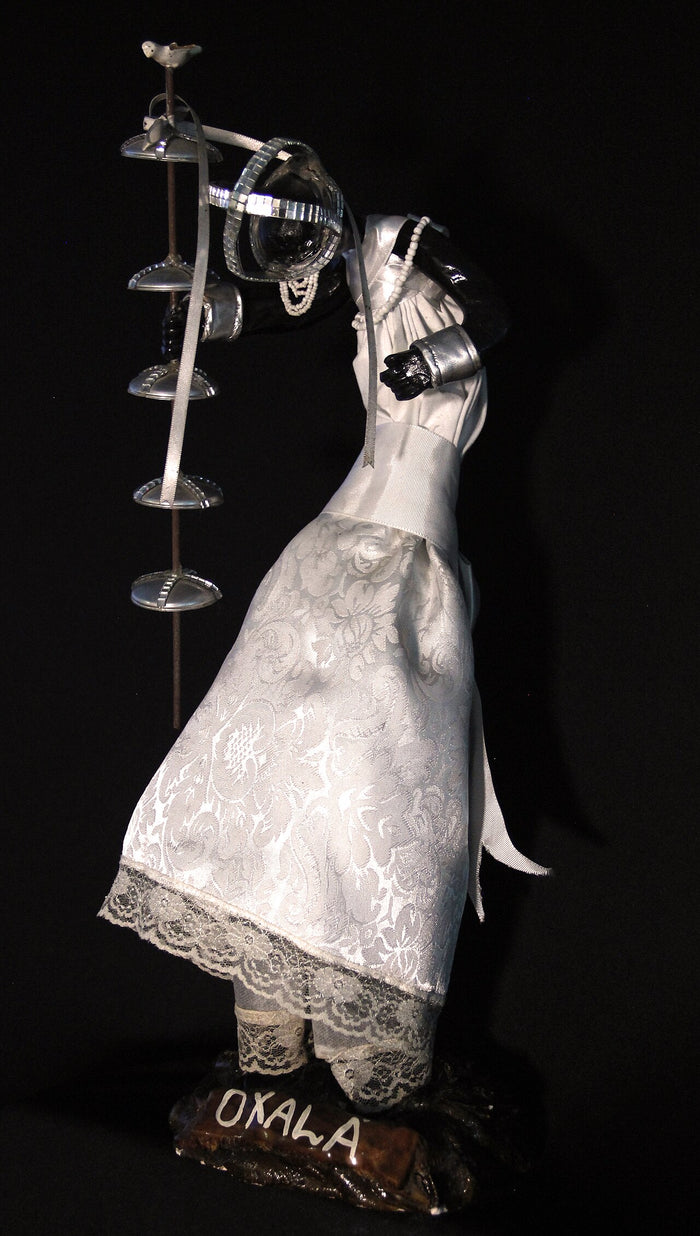 Escultura Oxalá, 2018, Centro Espírita Nossa Senhora da Guia: white-clad figure with a silver dove-topped staff, labelled OXALA.