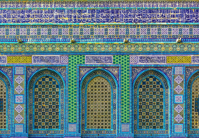 Tiled facade of the Dome of the Rock, Jerusalem, with Qur'anic inscriptions praising Allah.