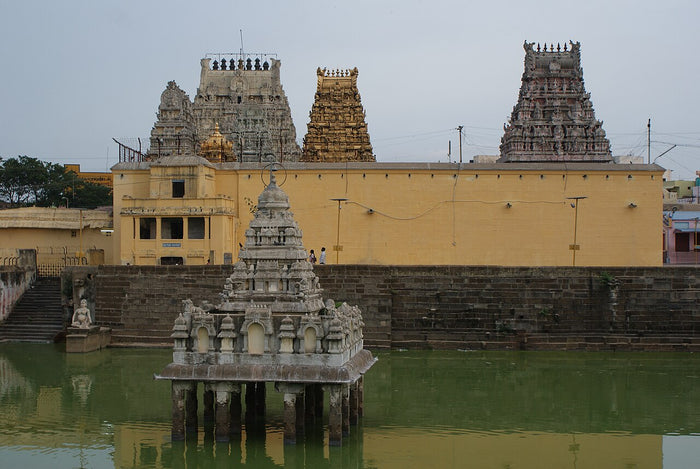 Kāmākṣī Amman Temple in Kanchipuram, with its tank and gateway towers. A major shrine to Pārvatī as Kāmākṣī.