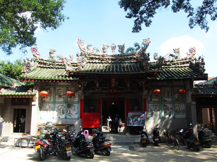Wu Temple (武廟) facade, a martial temple type associated with Guan Gong worship, topped by ceramic dragons and carved details.