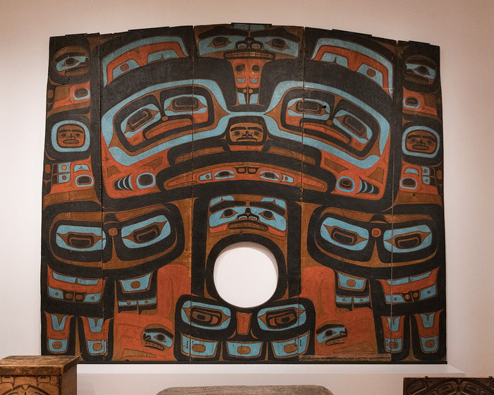 Yéil x'eenh (raven screen), a Tlingit carved and painted screen with Raven imagery and a central opening.