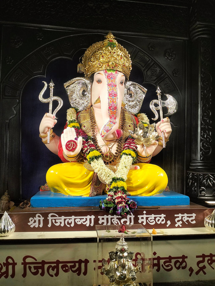 Festival image of Ganesha with modaka, axe, goad and 'Om' on his palm, in a Pune pandal.